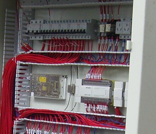 超声波清洗机电控箱内部部分电气元件